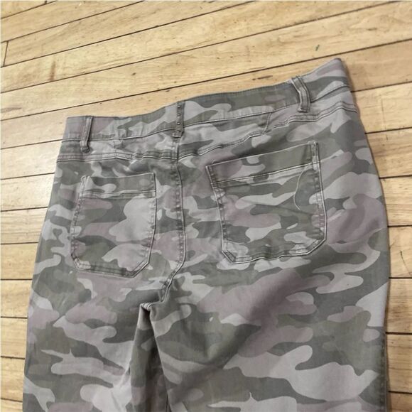 DEMOCRACY AB Technology Jeans Women 14 Camo Green Studded Capri Raw Hem - Picture 13 of 14